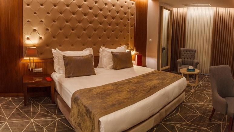  تخت سایز کینگ در اتاق هتل لاله پارک تبریز