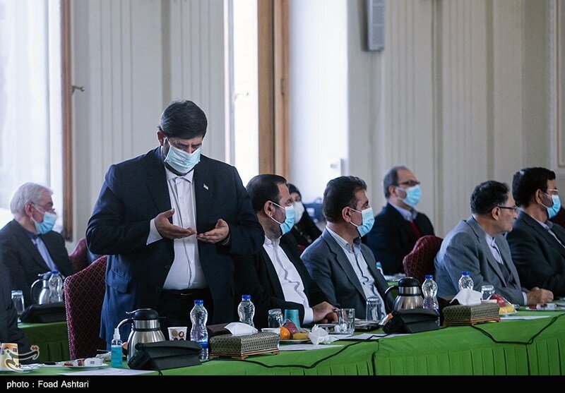 اقامه نماز یک نماینده هنگام جلسه با وزیر خارجه!
