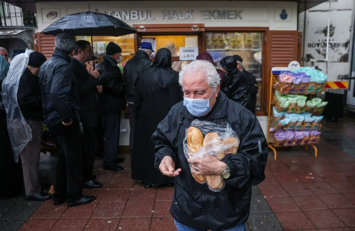 بحران در ترکیه؛ صف‌های طولانی برای خرید نان ارزان قیمت +فیلم