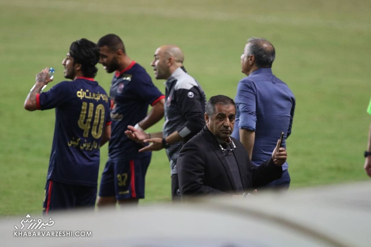 فیلمبرداری مخفیانه از نیمکت&zwnj;&lrm;ها توسط ناظر بازی +تصاویر