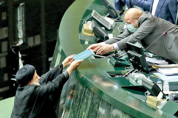 در بودجه ۱۴۰۱ حقوق و دستمزد‌ها انقباظی تنظیم شده/اما بودجه شورای نگهبان و صدا و سیما به شدت افزایش یافته