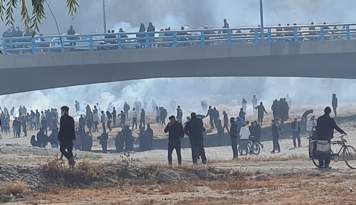 روزنامه جمهوری اسلامی: با مردم اصفهان برخورد می‌شود و سپس وارونه جلوه می‌دهند