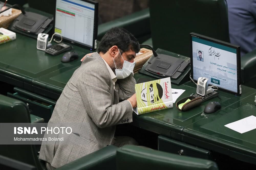 یک صحنه عجیب در جلسه رای گیری وزیر آموزش و پرورش +عکس