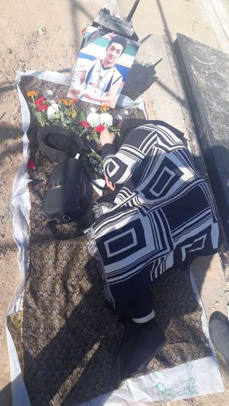 تصویری از مادر آرمان عبدالعالی بر سر مزار فرزندش مادر آرمان عبدالعالی