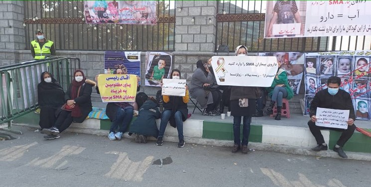 سومین روز تجمع خانواده‌های بیماران SMA مقابل مجلس