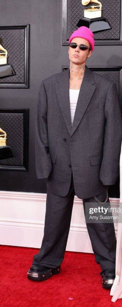 لباس عجیب و نامتعارف جاستین بیبر در گرمی ۲۰۲۲ جاستین بیبر در گرمی ۲۰۲۲