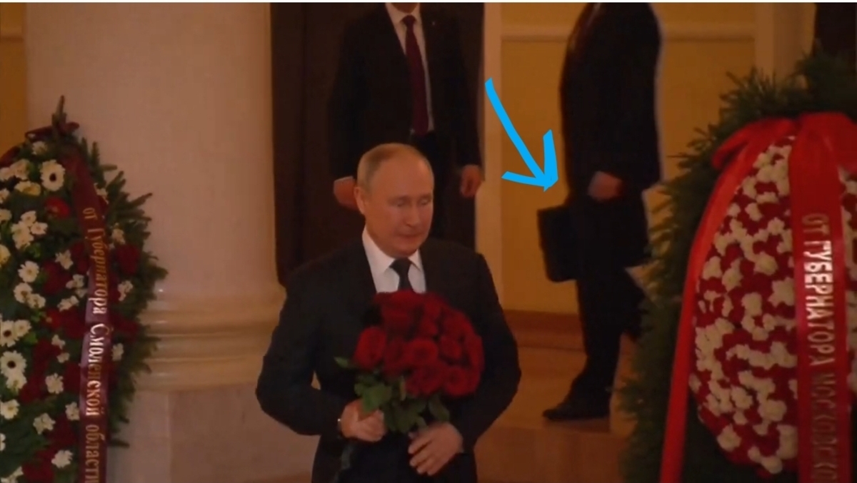 حضور کم‌سابقه پوتین در انظار عمومی با کیف هسته‌ای +فیلم