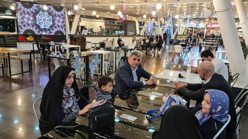 رزرو تمامِ یک رستوران توسط شهردار سابق تهران؟ رزرو تمامِ یک رستوران توسط شهردار سابق تهران