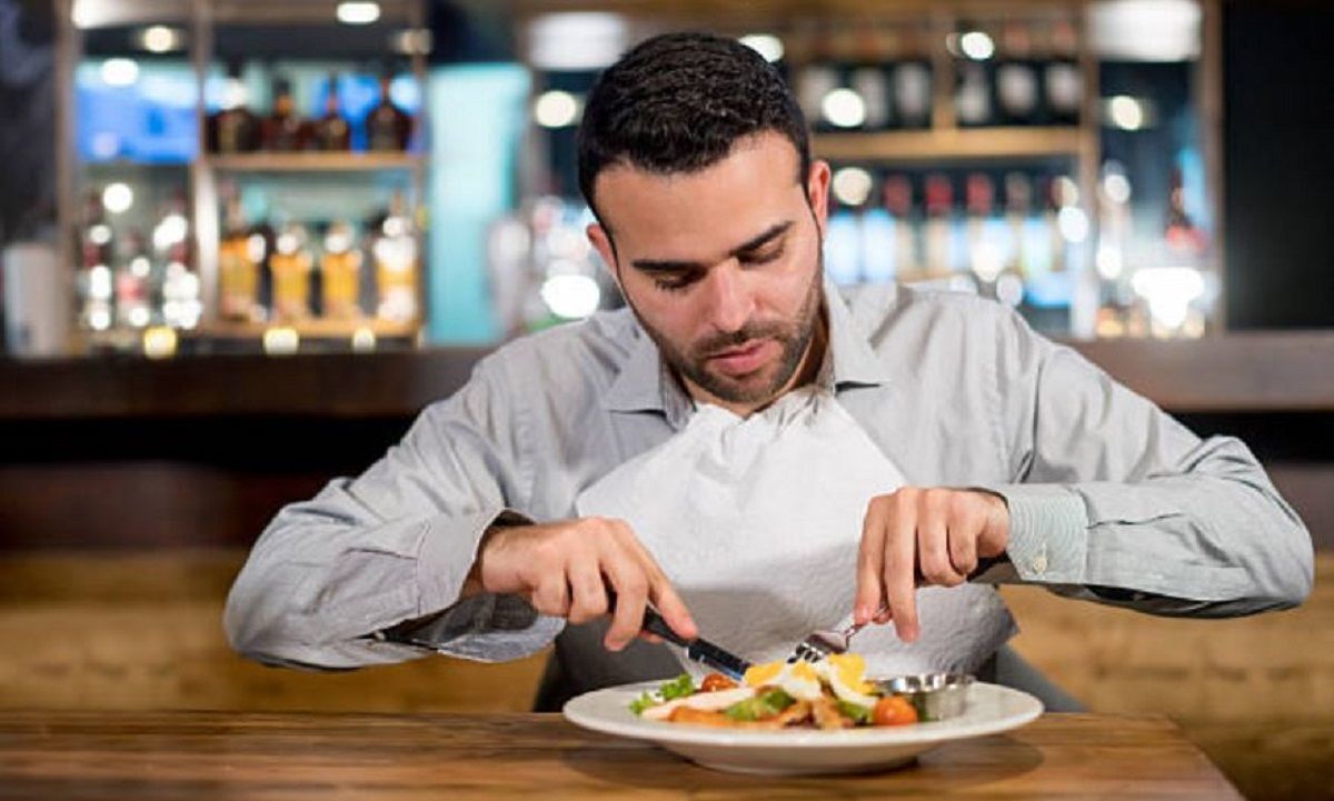 ۷ کاری که نباید بعد از غذا خوردن انجام دهید