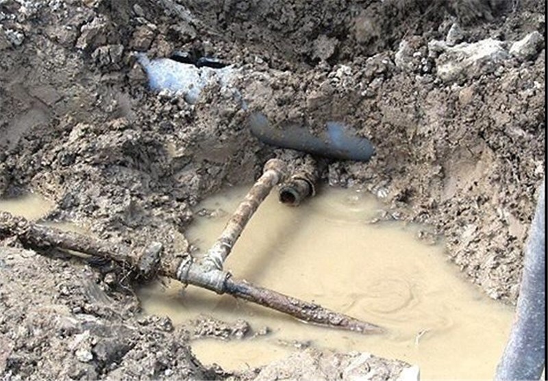 تلاش کارمند اداره آب در سرمای شدید هوا برای رفع ترکیدگی لوله آب +فیلم تلاش کارمند اداره آب در سرمای شدید هوا برای رفع ترکیدگی لوله آب +فیلم