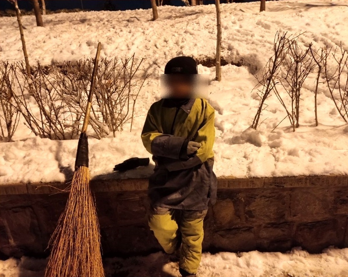 ویدئویی از رفتگری یک کودک در شب برفی تهران