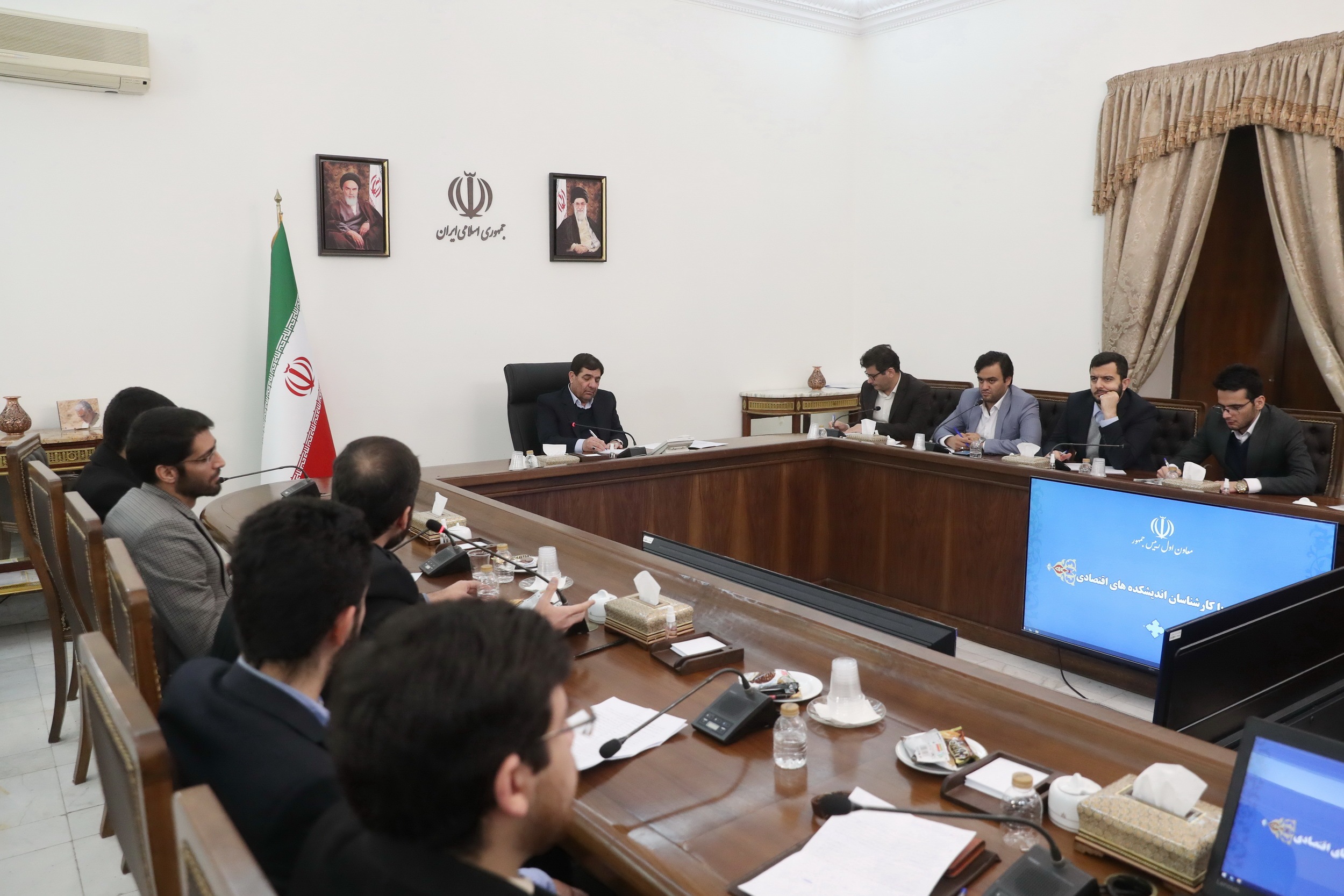 نشست معاون اول رییس جمهور با مدیران ۱۶ اندیشکده اقتصادی کشور نشست معاون اول رییس جمهور با مدیران ۱۶ اندیشکده اقتصادی کشور