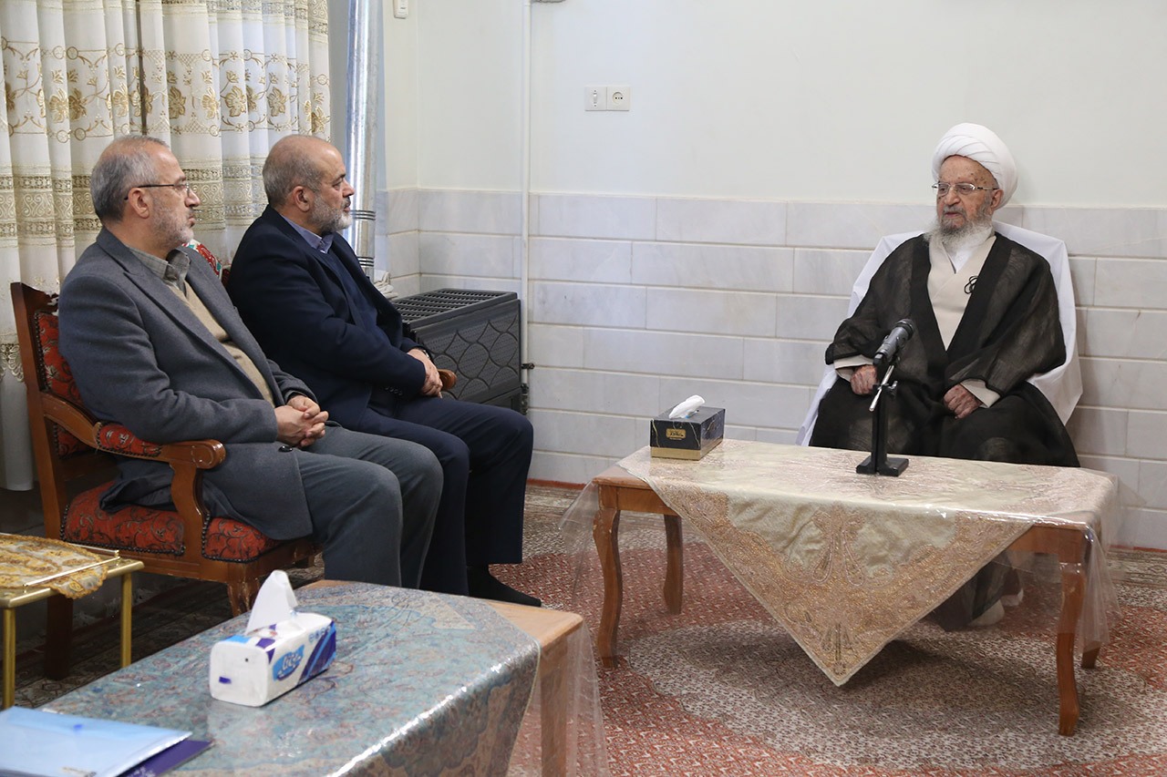 مردم دچار مشکلات و گرفتاری اقتصادی هستند/ معلوم نیست بازیگر و گرداننده بازار ارز کیست؟