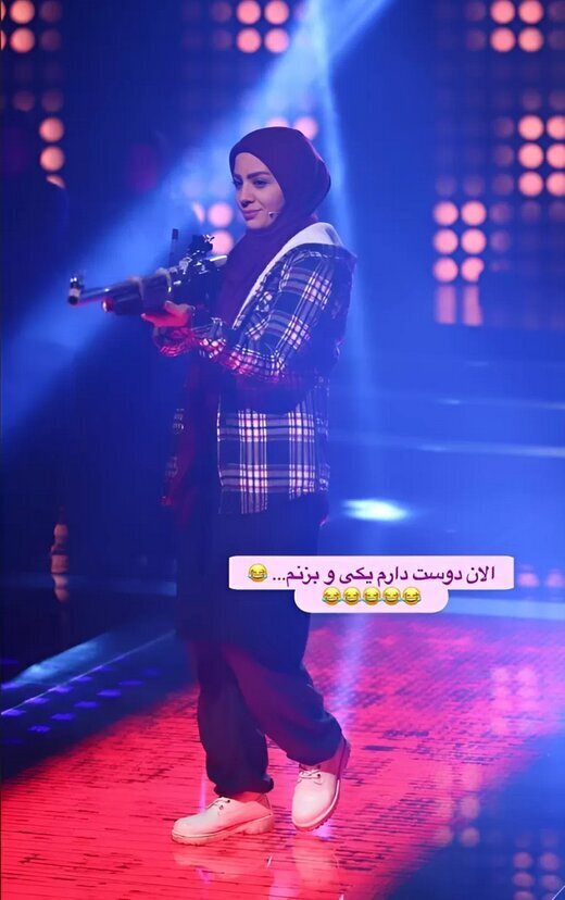 مجری تلویزیون با اسلحه در دست + عکس