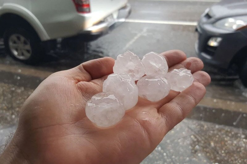 واکنش مردم کویت بعد از دیدن اولین تگرگ +فیلم واکنش مردم کویت بعد از دیدن اولین تگرگ +فیلم