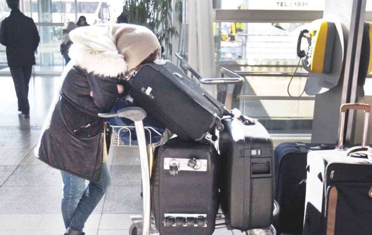 خروج زنان از کشور