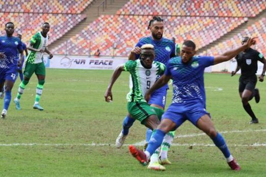 اتفاق عجیب در لیگ آفریقایی؛ حمل توپ با دست وسط بازی! +فیلم