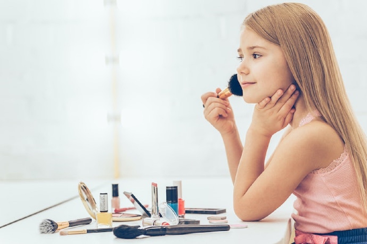 خطرات استفاده از لوازم آرایش در کودکان