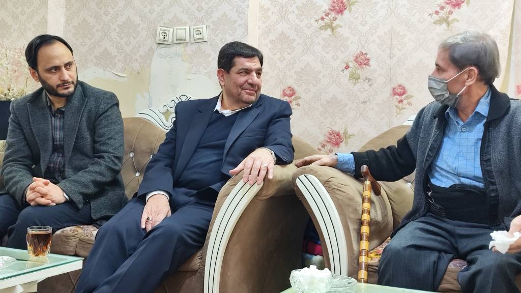 دیدار معاون اول رییس جمهور با پدر شهیدان مرشدی دیدار معاون اول رییس جمهور با پدر شهیدان مرشدی