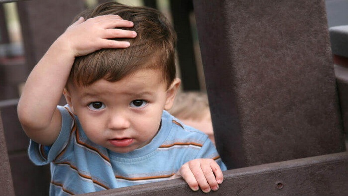 چرا کودک با دست به سر خود می‌زند؟