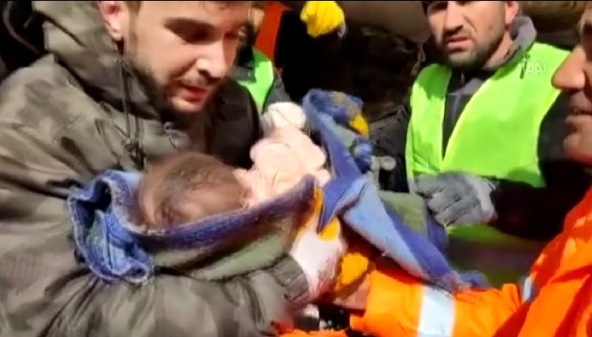 نجات نوزاد هفت ماهه از زیر آوار سه روز پس از زلزله ترکیه +فیلم