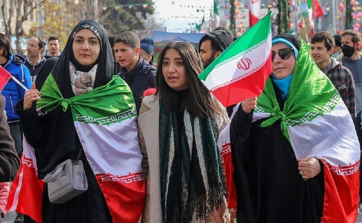 واکنش روزنامه جمهوری اسلامی به استقبال از حضور افراد کم حجاب در راهپیمایی ٢٢ بهمن/ چرا اجازه دادید مساله مهسا امینی اتفاق بیفتد؟
