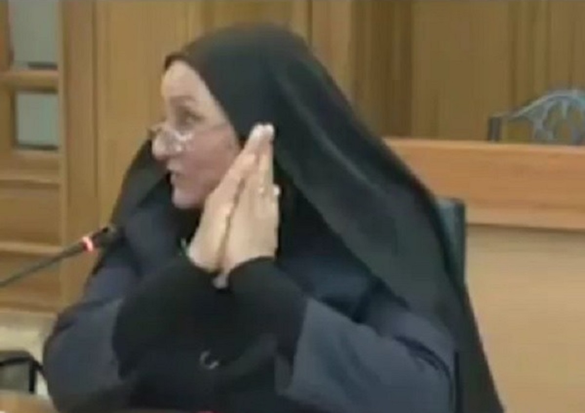 صحبتهای جنجالی مادر شهید: مسئولین ما پا روی خون شهید میگذارند +فیلم صحبتهای جنجالی مادر شهید: مسئولین ما پا روی خون شهید میگذارند +فیلم