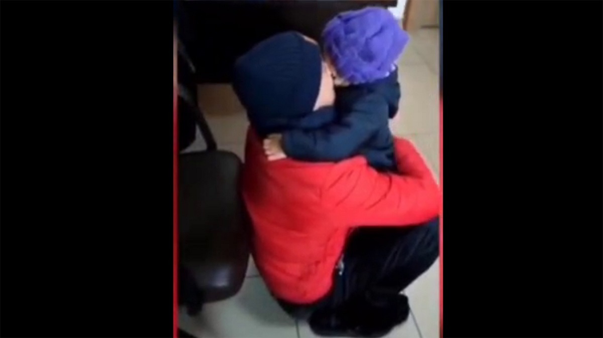 لحظه احساسی دیدار پدر و دختر بازمانده در زلزله +فیلم