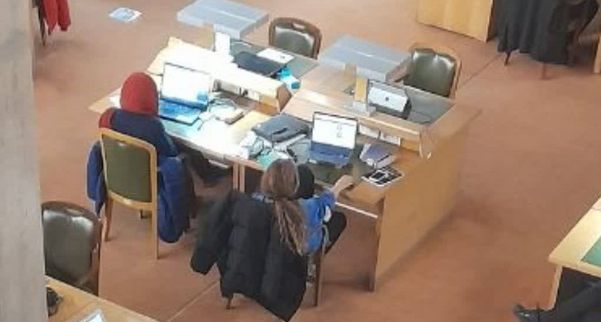 تعلیق خانم ها در کتابخانه ملی به دلیل بی حجابی + عکس