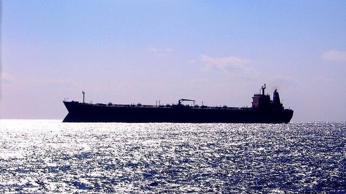 حمله به یک کشتی تجاری متعلق به میلیاردر اسرائیلی در خلیج‌فارس/ ادعای مقام نظامی آمریکایی درباره چند شناور و پهپاد ایرانی
