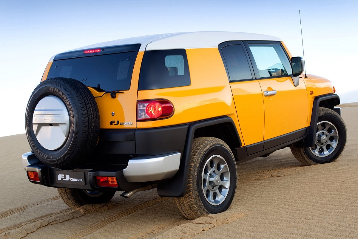 مقایسه قیمت باورنکردنی تویوتا اف‌جی کروز در ایران و امارات +فیلم