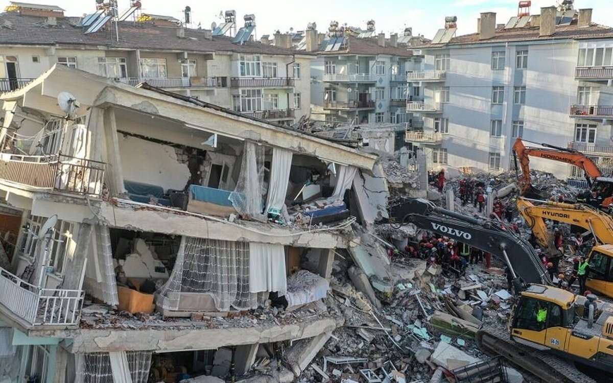 پیدا کردن ساک دو میلیون دلاری از زیر آوار زلزله ترکیه! +فیلم
