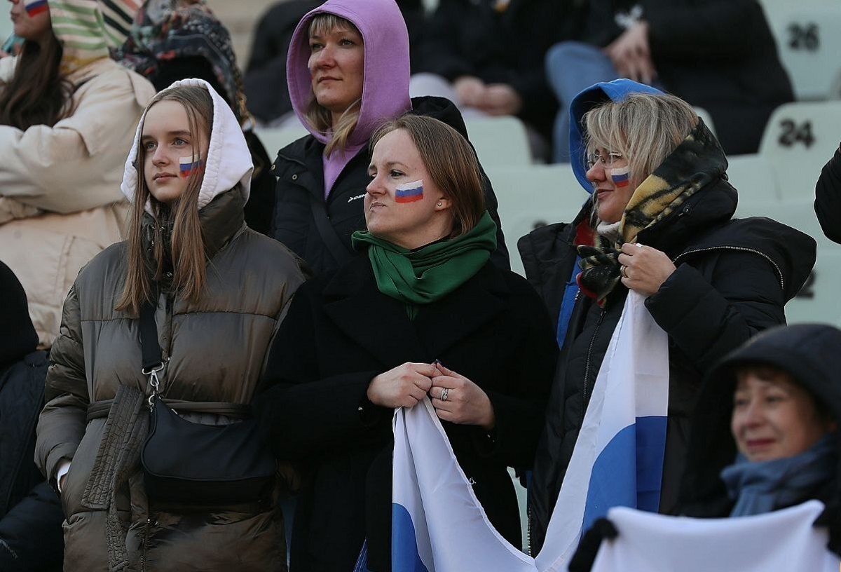 دختران روس در ورزشگاه اصفهان؛ دختران ایرانی پشت در!