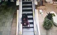 ویدئویی از سقوط عجیب یک زن روی پله برقی!