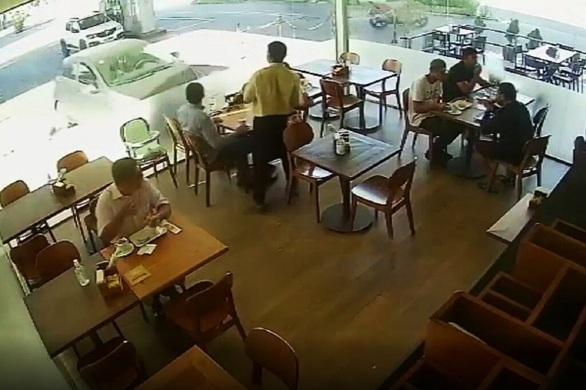 ورود وحشتناک و خونین یک خودرو به رستوران +فیلم