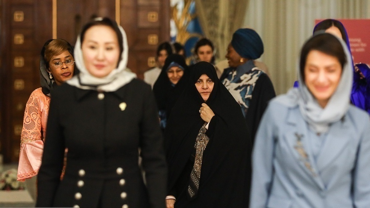 تلاش روزنامه جوان برای موجه جلوه دادن هزینه‌های مهمانی همسر رئیس جمهور