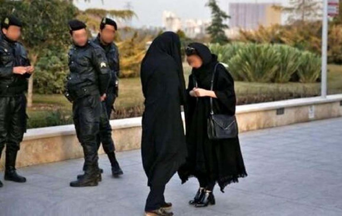 ارسال پیامک کشف حجاب به سرنشینان خودرو‌ها همچنان انجام می‌شود/ عدم رعایت حجاب جرم‌انگاری شده