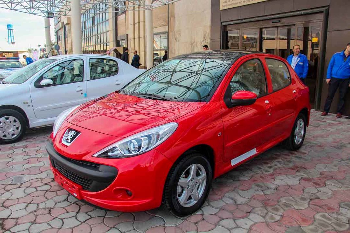 انتقاد جنجالی از ۲۰۷ نهصد میلیونی در برنامه زنده: حق مردم ایران این نیست! +فیلم