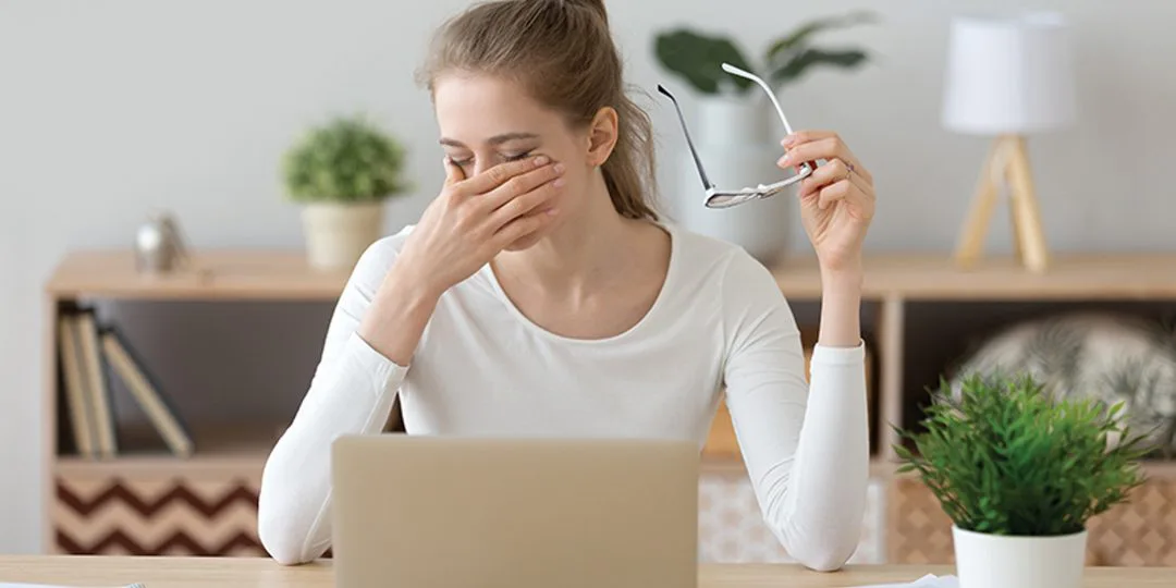 علل سنگینی پلک و خواب آلودگی