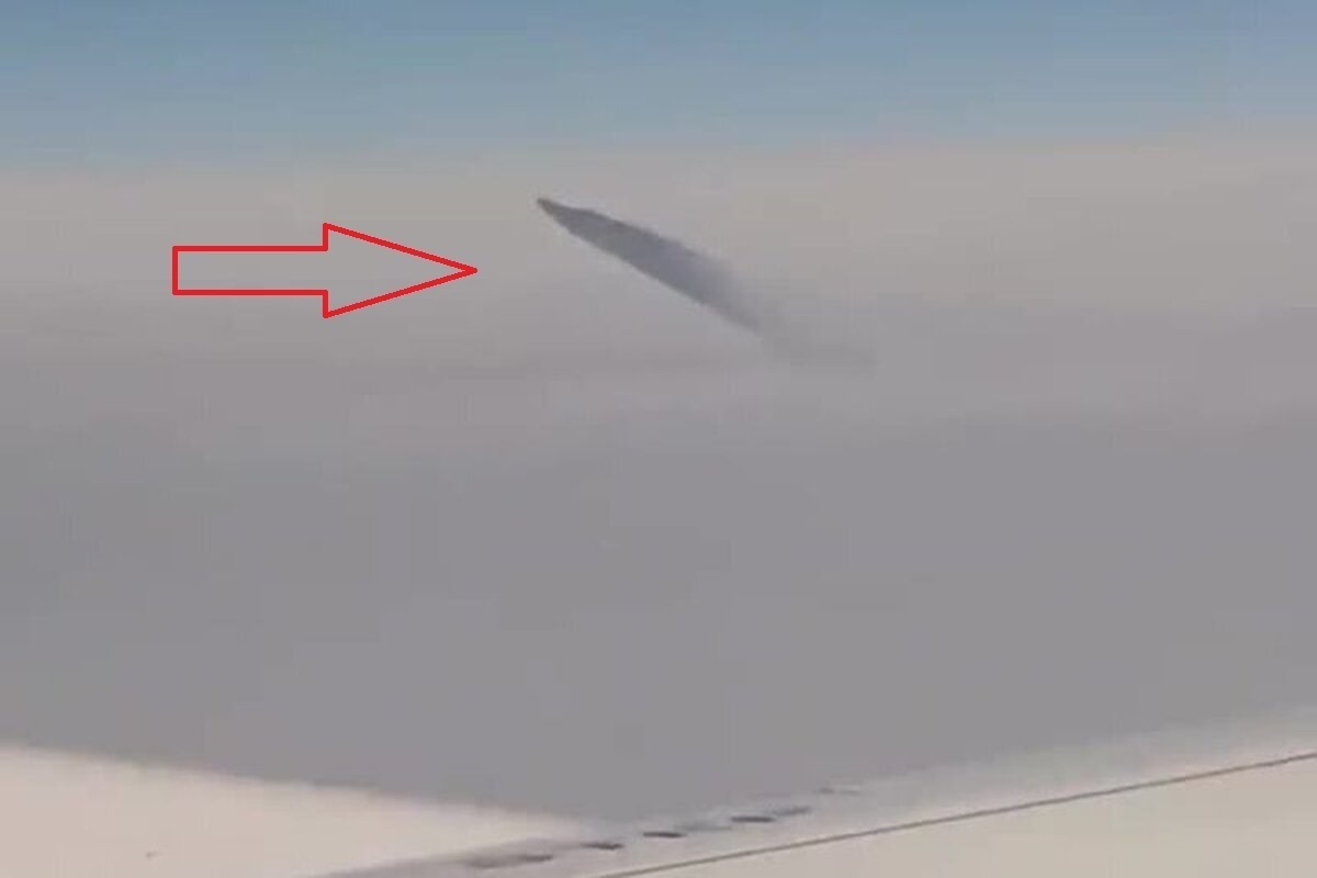 رویت شی عجیب در آسمان از پنجره هواپیما +فیلم