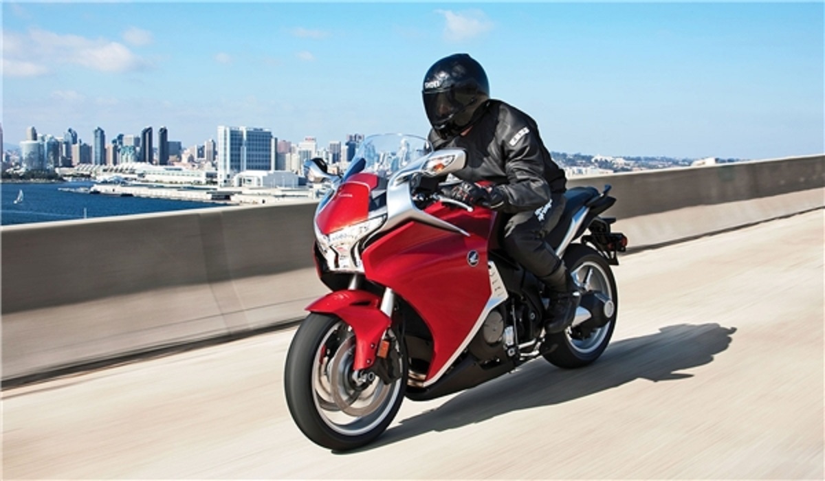 زنده ماندن معجزهآسای یک موتور سوار از مرگ حتمی +فیلم زنده ماندن معجزهآسای یک موتور سوار از مرگ حتمی +فیلم