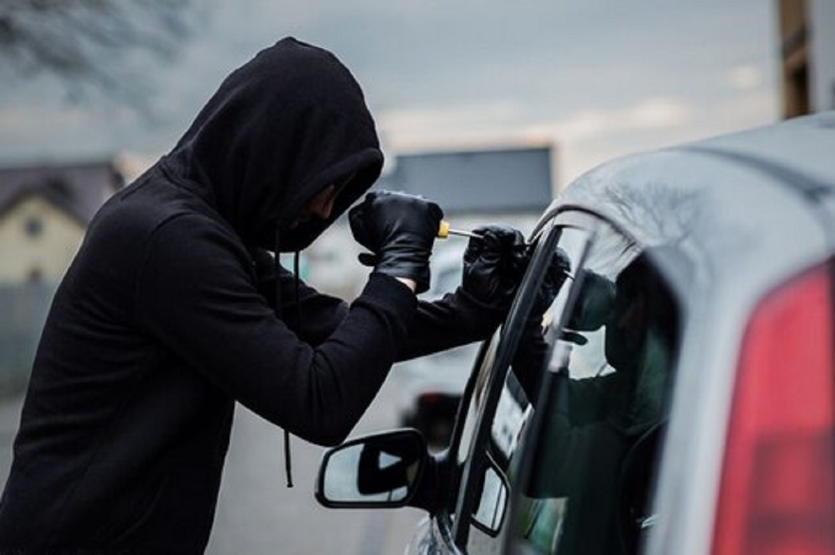 روش پیشرفته دزد‌ها برای سرقت ماشین ۲۰۶ +فیلم