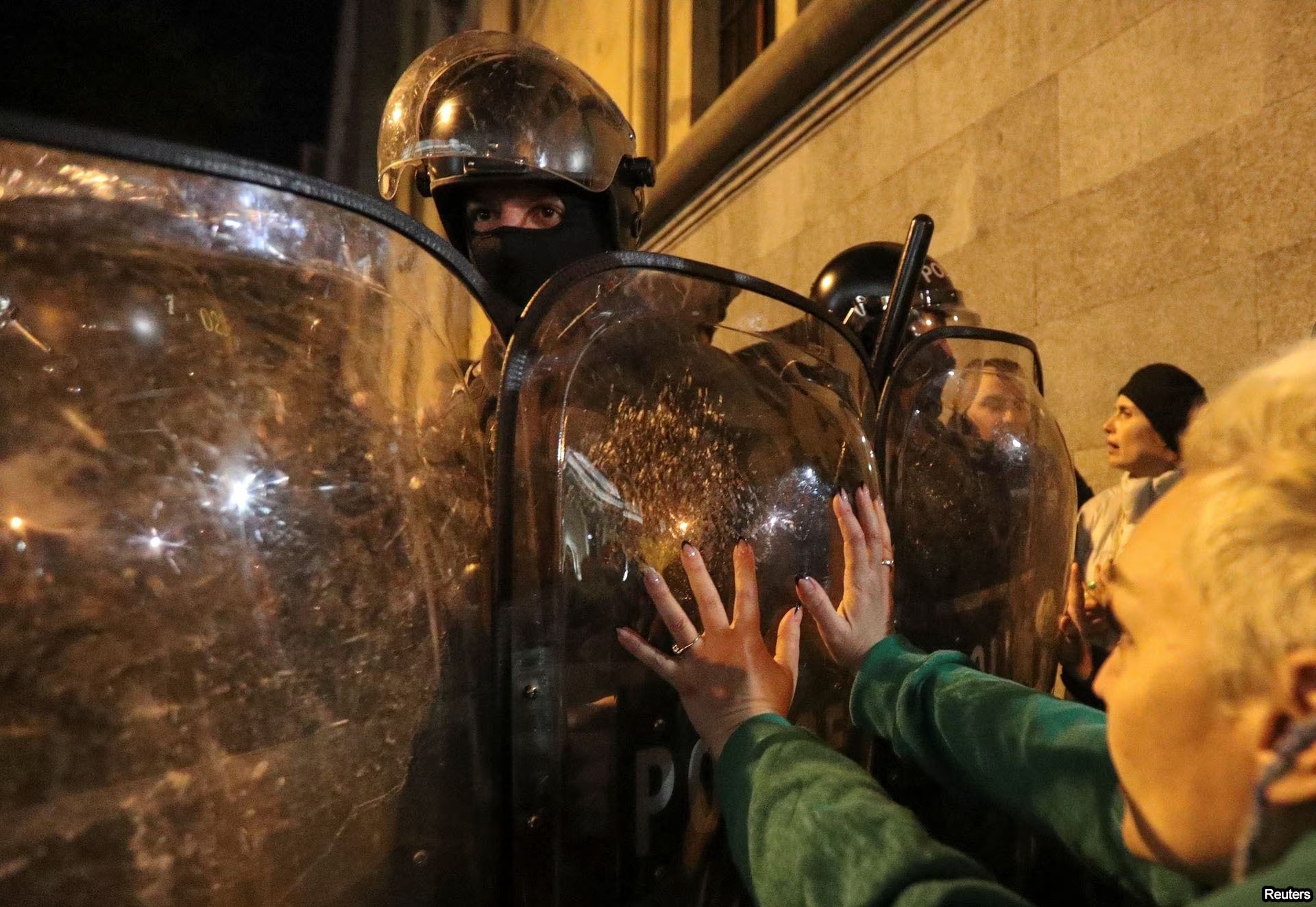 تلاش معترضان برای ورود به پارلمان گرجستان +فیلم تلاش معترضان برای ورود به پارلمان گرجستان +فیلم