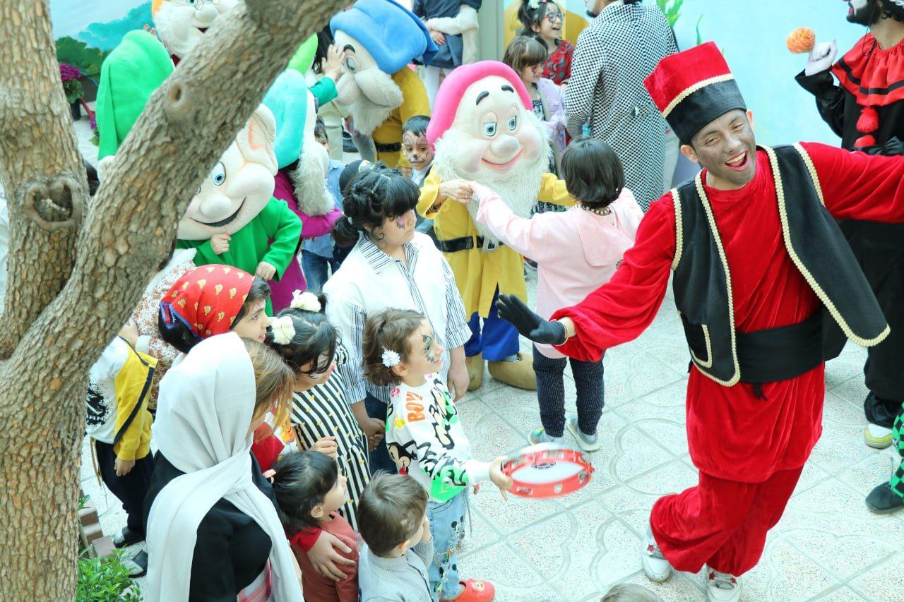 عیدی غنچهها برای کودکانی که دیده نمیشوند عیدی غنچهها برای کودکانی که دیده نمیشوند