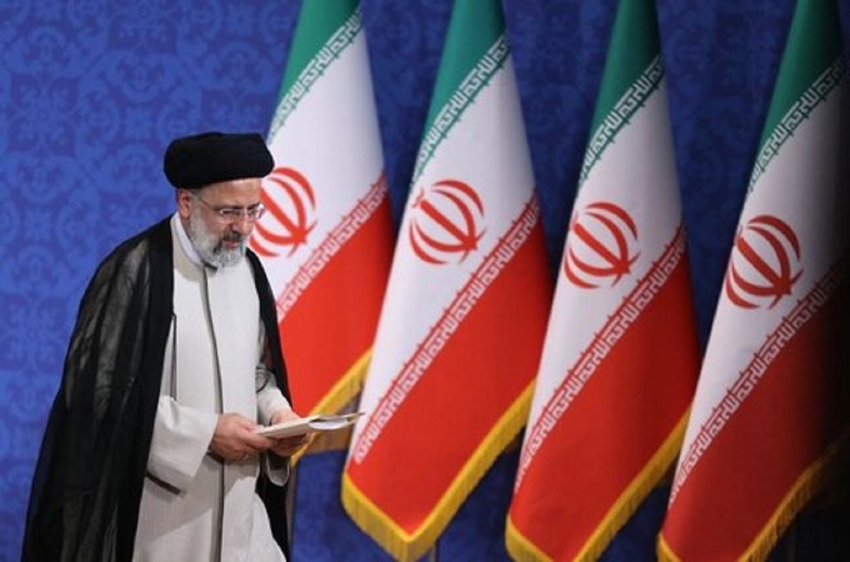 دولت سیزدهم هیچ برنامه‌ای ندارد/ رئیسی با خورجینش در استان‌ها می‌چرخد و پول تقسیم می‌کند