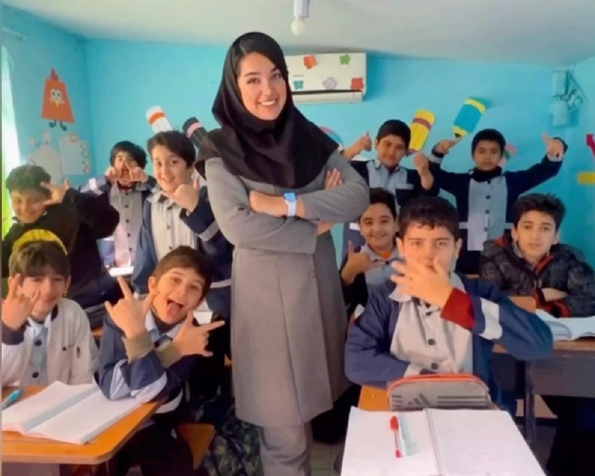 کیهان: چرا امام جمعه و استاندار از بازگشت معلم قائمشهری حمایت کردند؟