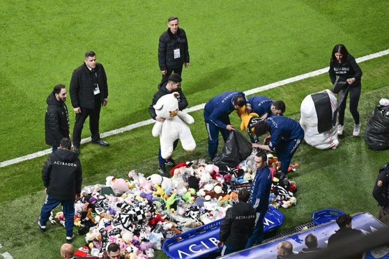 اقدامی که جایش در فوتبال ایران خالی است/ باران عروسک در ترکیه برای کودکان زلزله‌زده