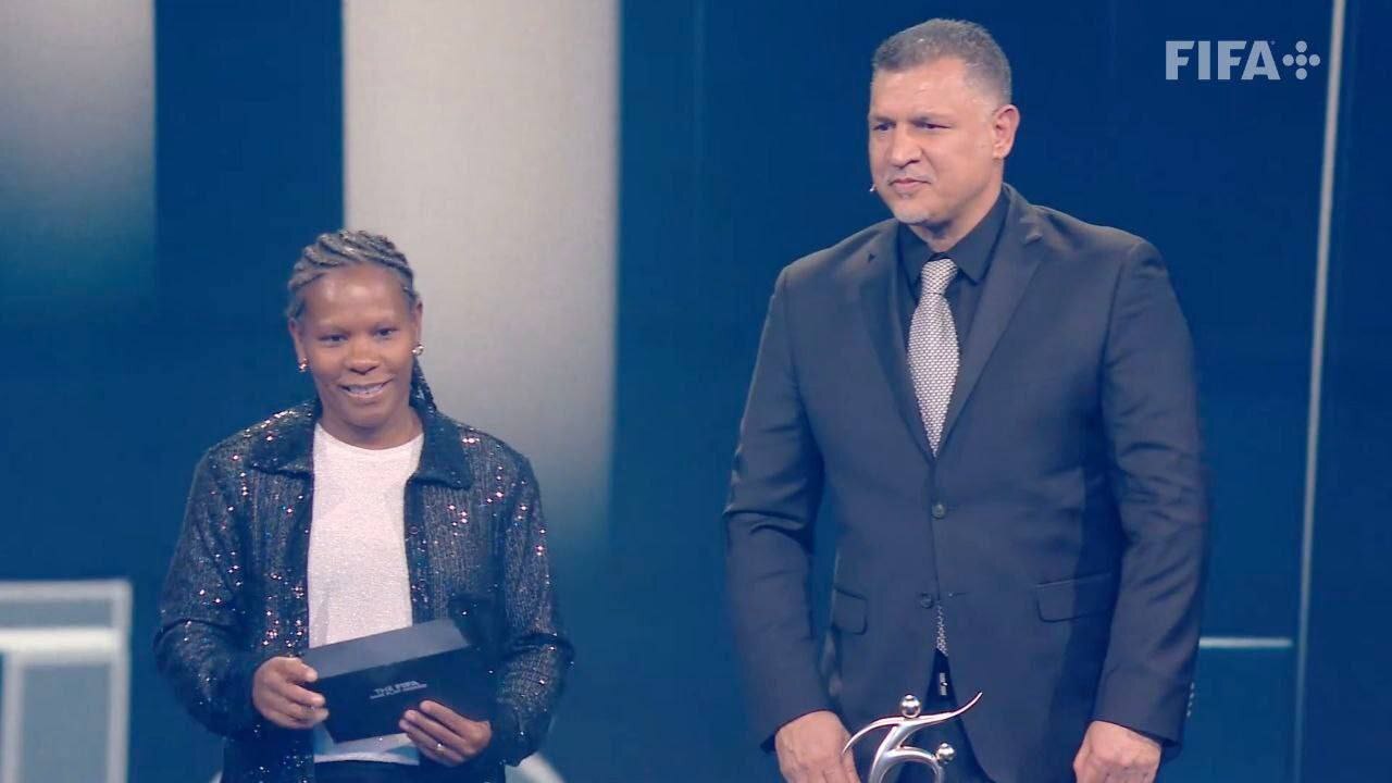 اهدای جایزه بازی جوانمردانه توسط علی دایی در مراسم فیفا +فیلم