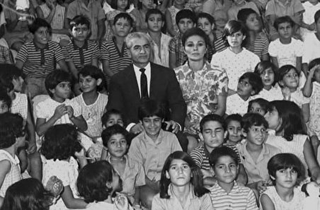 بازدید محمدرضا شاه پهلوی و فرح از مرکز کودکان بی‌سرپرست