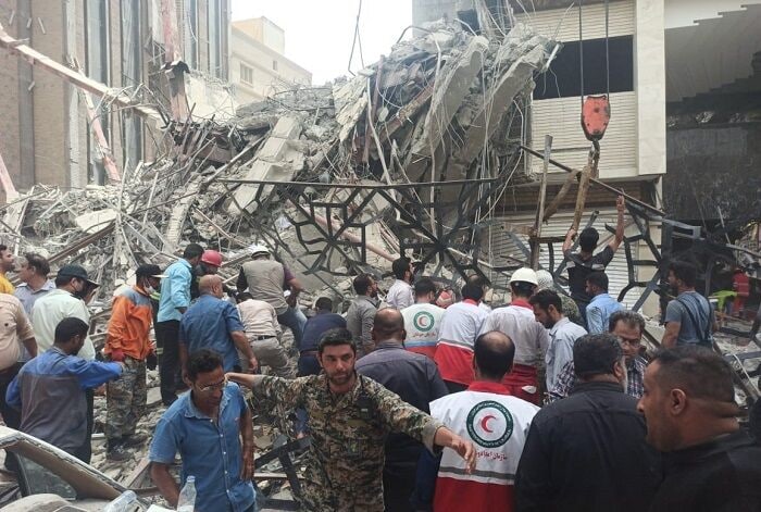 ریزش وحشتناک ساختمان ۱۰ طبقه در آبادان/ چهار فوتی و ۲۱ مصدوم تاکنون